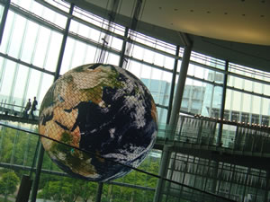Chien,%20Michael_Miraikan%20Museum%20Globe
