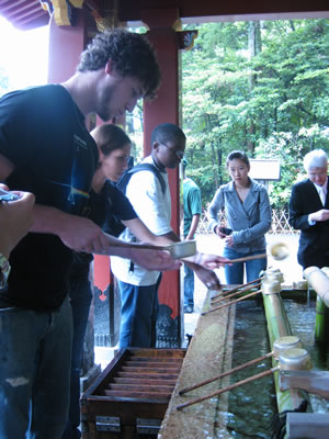 Cooper,%20Leora_Kamakura_Cleansing%20before%20Temple