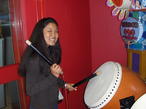 Sanehira,%20Erin_taiko%20video%20game%20in%20Ueno